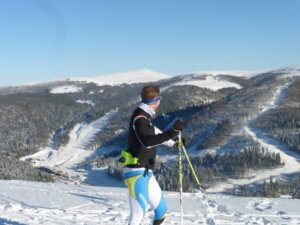 skieur à La Bresse face à la montagne vosgienne